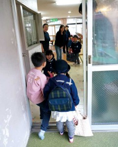 朝、子どもたちをこども園や学校まで送ります。