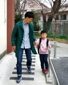 仕事が終わり、子どもたちを迎えに行きます。