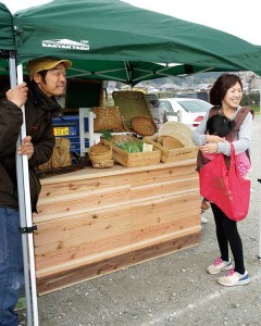 奥さんは、明日香村の朝市へ有機野菜を買いに。出店する時もあります。
